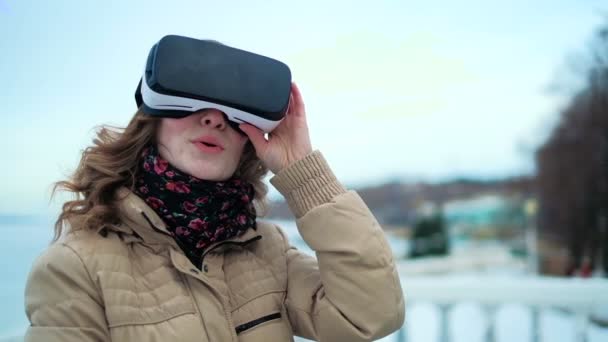 Femme utilise des lunettes de réalité virtuelle dans la rue — Video