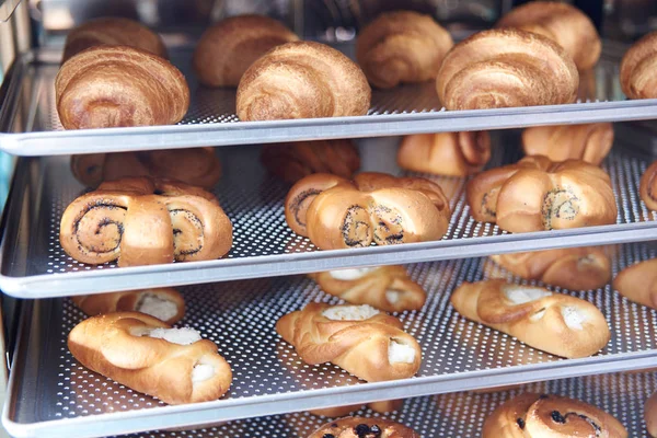 Kombi gemi içinde pişirme tatlı ekmek. Üretim fırın ekmek. Ekmek pişirme. Ekmek imalatı.