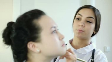 Güzellik ve makyaj kavramı - portre portre profesyonel makyaj almak güzel kadının