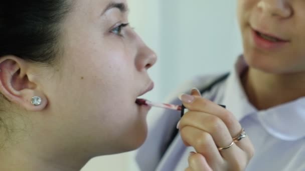 Schoonheid en make-up concept - close-up portret van mooie vrouw krijgen professionele make-up — Stockvideo