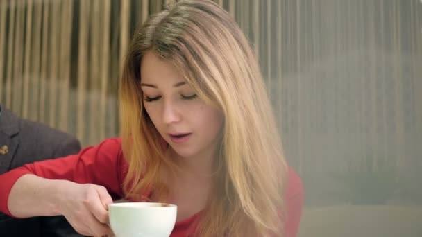 Giovane donna che beve caffè e sorride alla fotocamera felice — Video Stock