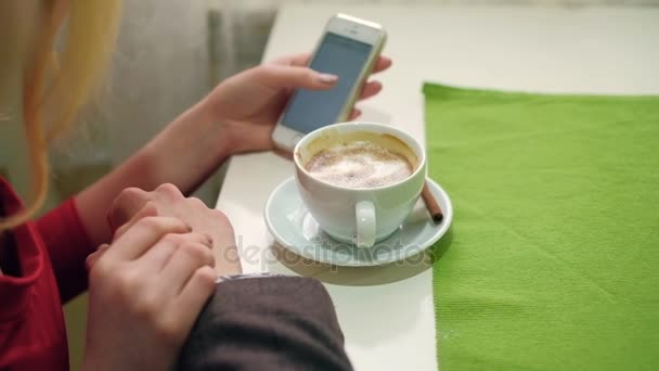 Pareja feliz tomando foto selfie con el teléfono celular sentado en la cafetería como — Vídeo de stock