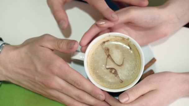 Молодая женщина пьет кофе и улыбается в камеру счастливой — стоковое видео