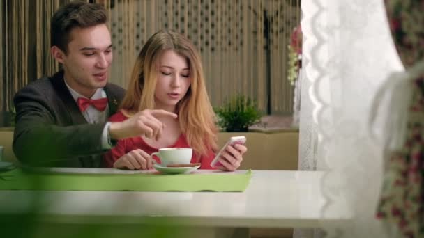 Happy couple taking selfie photo with cellphone sitting in cafe like — Stock Video