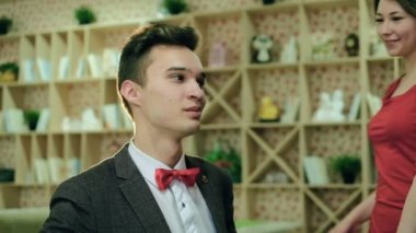Kollarında kanepede oturan ve her diğer sevecen bir çift. Ağır çekim mutlu