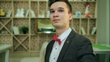 Yakın çekim portre iyi kameraya gülümseyen mutlu genç adamın