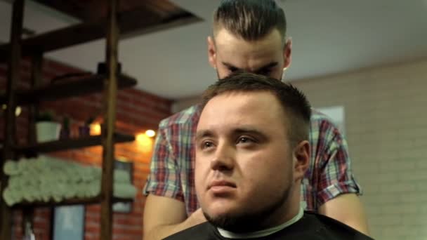 Перукарня ріже волосся в перукарні. Повільний рух. — стокове відео