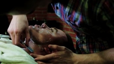 Kuaför Berber saç keser. Ağır çekim.