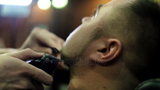 El peluquero corta el pelo en la peluquería. Moción lenta . — Vídeos de Stock