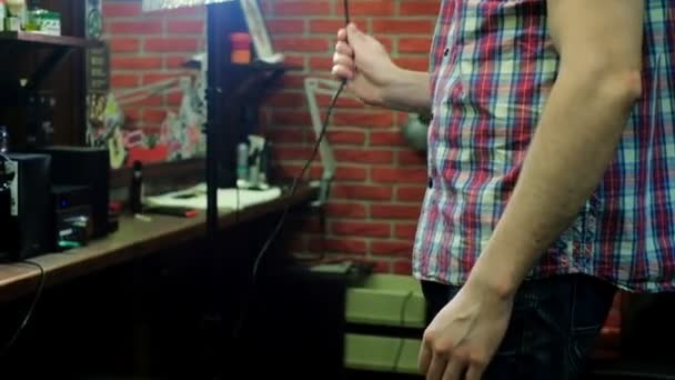 Peluquero toma tijeras de un tablero de herramientas completo cámara lenta buena — Vídeo de stock