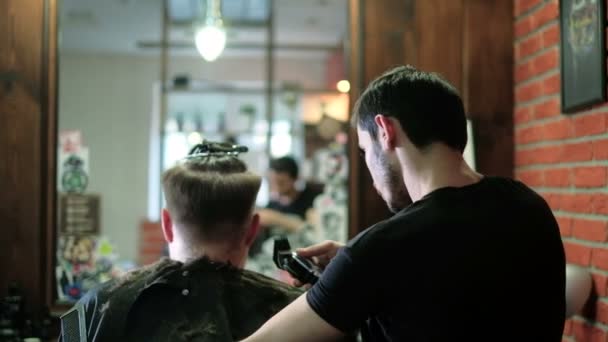 Barbeiro corta o cabelo na barbearia. Movimento lento . — Vídeo de Stock