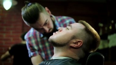 Kuaför Berber saç keser. Ağır çekim.