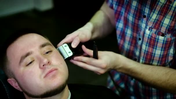 Frisör klipper håret i Barbershop. Slow Motion. — Stockvideo