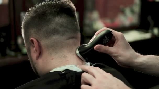 Kapper snijdt de haren in de kapsalon. Slow Motion. — Stockvideo