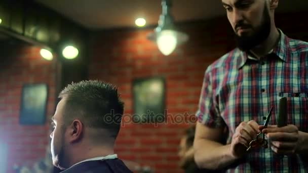 Перукарня ріже волосся в перукарні. Повільний рух. — стокове відео