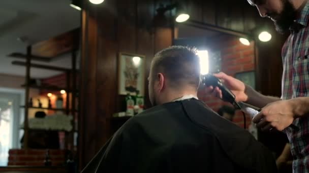 Barber zastřihne vlasy v holičství. Zpomalený pohyb. — Stock video