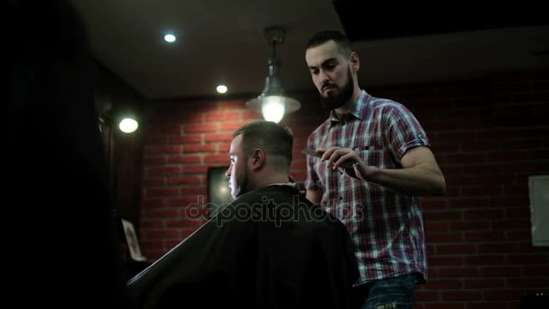 Barbeiro corta o cabelo na barbearia. Movimento lento . — Vídeo de Stock