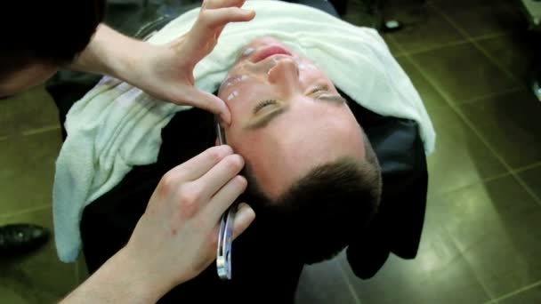 Barber Cuts the Hair in the Barbershop. Slow Motion. — Stock Video