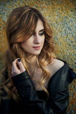 Bir güzel kız yaşlı bir köprüde oturur