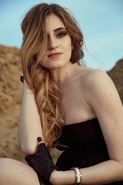 Bir güzel kız yaşlı bir köprüde oturur