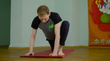 Sağlıklı bir stüdyoda uzanan bir adam yoga yapar