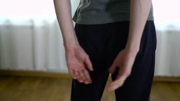 Чоловік йога робить здорове розтягування в студії — стокове відео