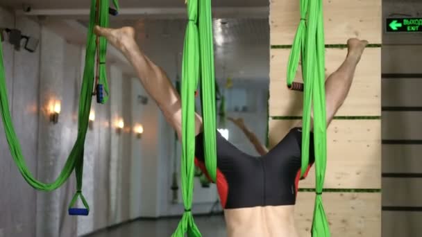 Práctica de yoga con mosca anti gravedad con hamaca. 4K — Vídeos de Stock