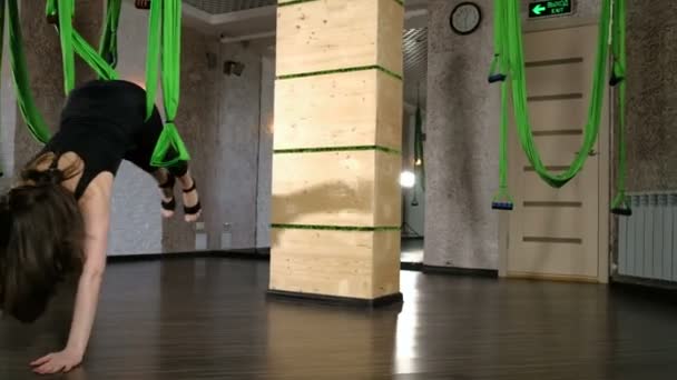 Öva av anti gravity flyga yoga med hängmatta. 4k — Stockvideo