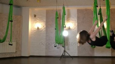 Anti yerçekimi sinek yoga hamak ile pratiği. 4k