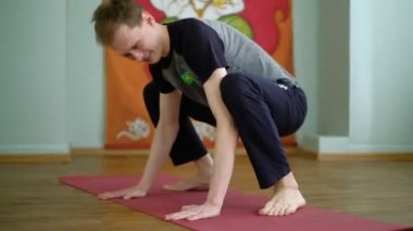 Sağlıklı bir stüdyoda uzanan bir adam yoga yapar