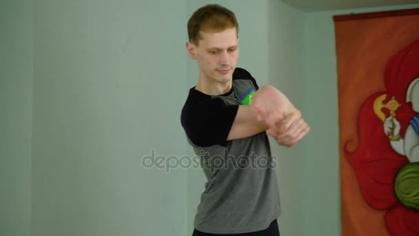 Un homme yoga fait un étirement sain dans le studio — Video