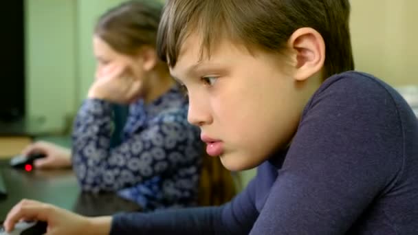 Elementary school student och lärare ser på dator 4k — Stockvideo