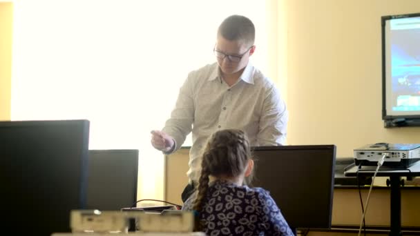 Учитель с компьютером берет уроки математики 4k — стоковое видео