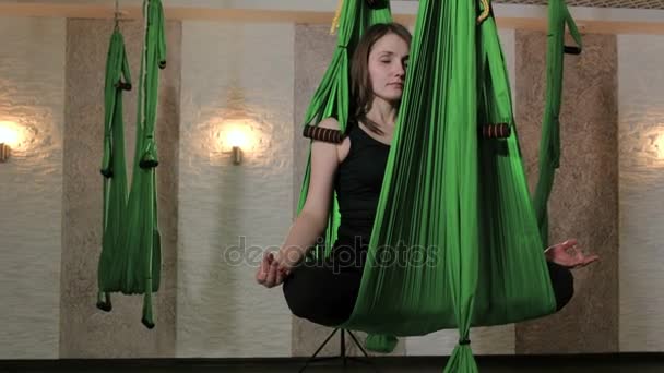 Öva av anti gravity flyga yoga med hängmatta. 4k — Stockvideo