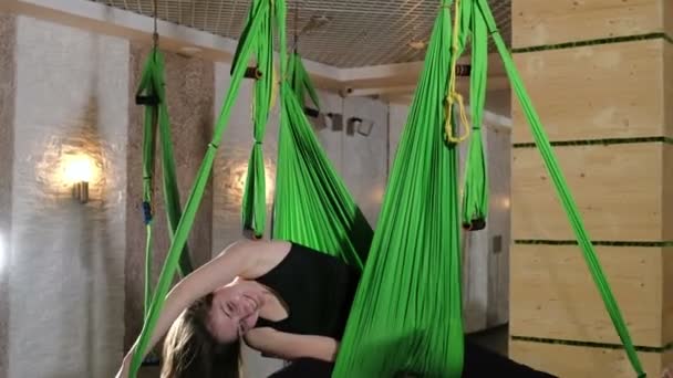 Öva av anti gravity flyga yoga med hängmatta. 4k — Stockvideo