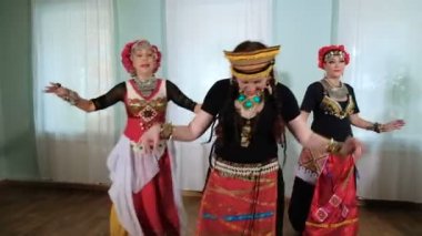 güzel bir kabile erime kadın. kostüm etnik dansçı. veru
