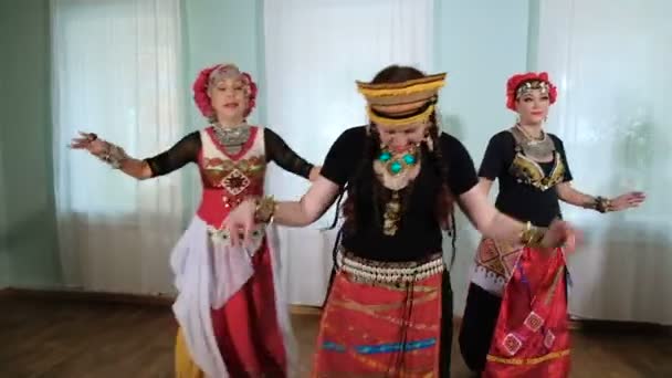 Прекрасная женщина из племени слияния. костюм этнической танцовщицы. veru — стоковое видео