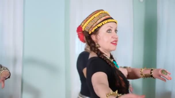 Bellissima donna Tribal Fusion. costume di ballerino etnico. veru — Video Stock