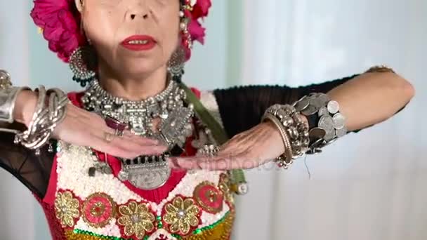 Schöne Stammesfusionsfrau. Kostüm einer ethnischen Tänzerin. veru — Stockvideo