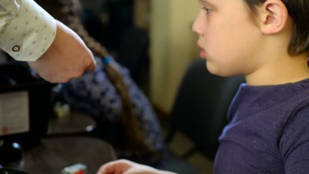 Joven profesor masculino ayudando a sus estudiantes a construir un robot 4k — Vídeos de Stock