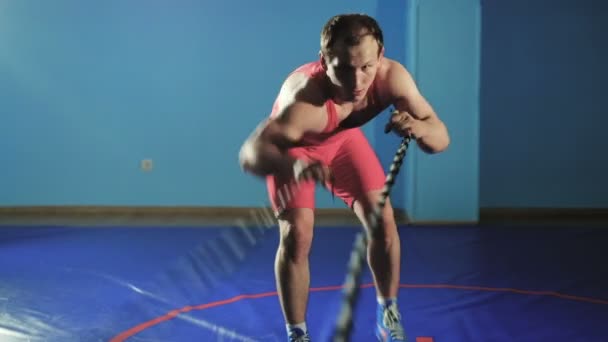 Ejercicio de cuerdas de batalla en el gimnasio lento mo — Vídeo de stock