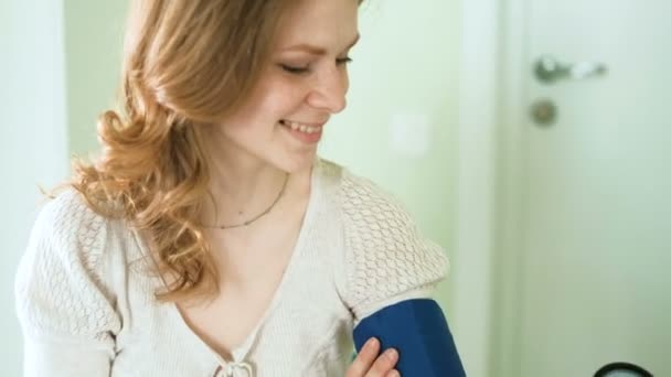 Médico midiendo la presión arterial de la mujer en el hospital 4k — Vídeos de Stock