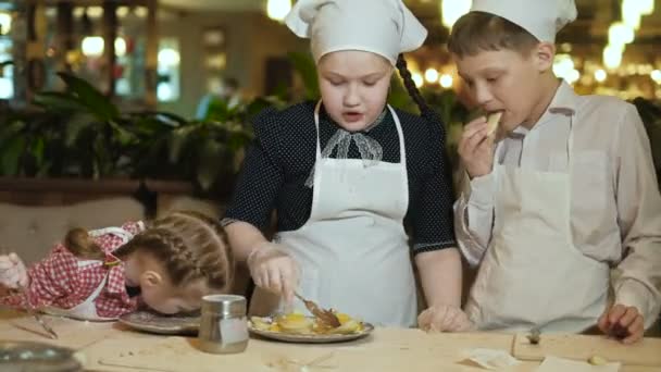Familia feliz niños divertidos están preparando la masa, hornear galletas en la cocina 4k — Vídeo de stock