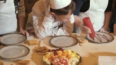 mutlu aile komik çocuklar hamur hazırlıyoruz, fırında kurabiye mutfakta 4 k