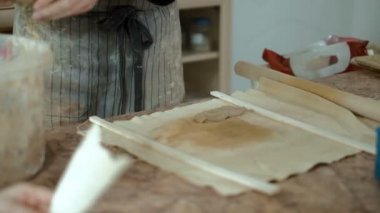 Kil potter eller tekerlek seramik iş atölye öğretmeni ve kız öğrenci 4k