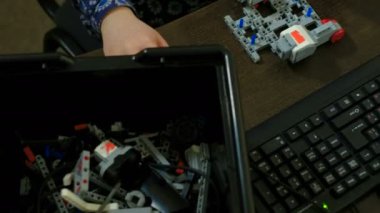 Genç, erkek öğretmen öğrencilerinin bir robot 4 k yapmak yardım