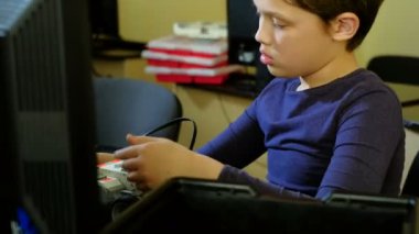 Genç, erkek öğretmen öğrencilerinin bir robot 4 k yapmak yardım