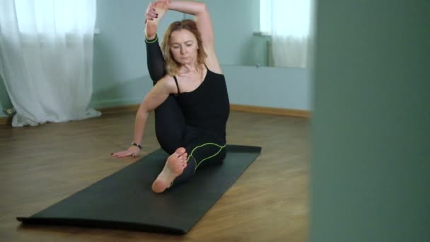 Junge schöne Frau Yoga im Atelierleben — Stockvideo