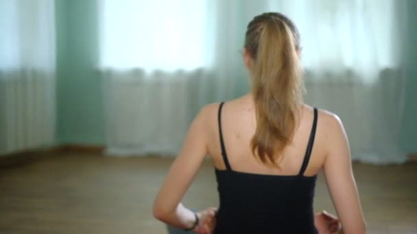 Ung vacker kvinna yoga i studio liv — Stockvideo