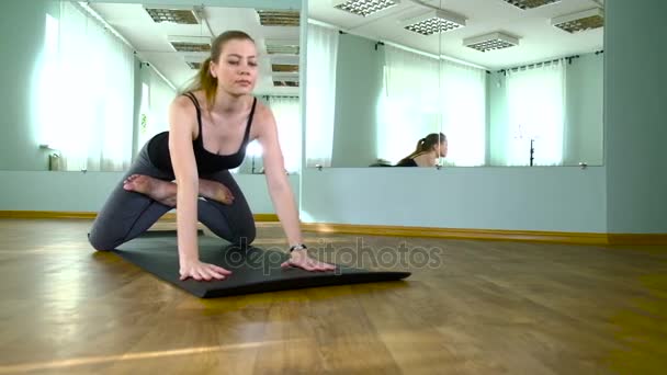 Junge schöne Frau Yoga im Atelierleben — Stockvideo